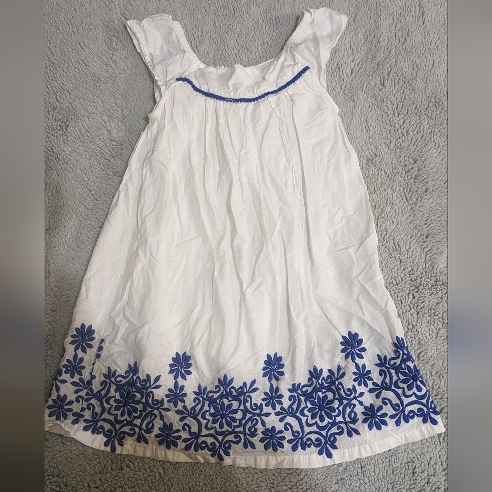 Children place white dress